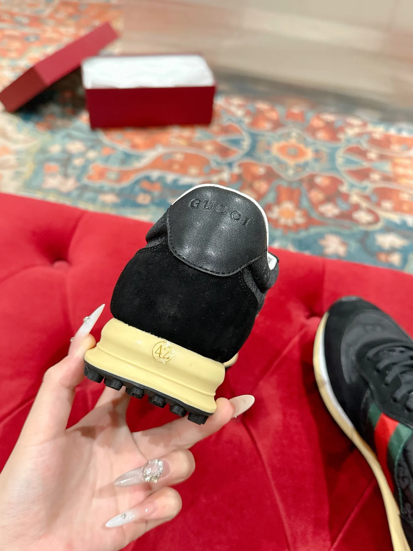p700🐮🐮 GUCCI 2025 latest spring and summer catwalk style sports shoes Forrest Gump shoes 25 super popular show items with high appearance rate and many celebrities and Internet celebrities. The classic shoe design uses innovative stitching technology to create a water-like flowing texture. Super comfortable on the feet. Leather splicing and breathable logo fabric with classic green and red webbing embellishment. All show the brand tone (buttons are removable) original molded combination outsole ▪️Size: Male 39-44 (Male 45, customized, non-returnable)